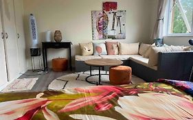 Milton Keynes Central Apartment Self-Checkin Flat With Kitchen, Large Bed, Park View, Lots Of Parking, Across Mk City Centre, Shops, Malls, Restaurants, Attractions & Near The Hospital